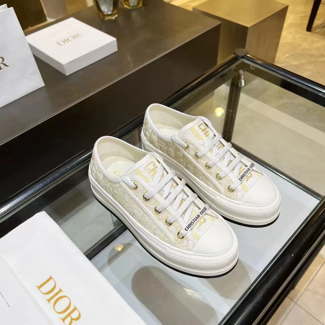 👟👟Ex-factory price 520👟👟 Dior’s 2025 Walk ‘n’ Dior embroidered mid-top casual shoes are new. On the fashion stage, Dior embroidered shoes are the well-deserved protagonist. Delicate stitching is used on the upper, every stitch is devoted to the craftsman's efforts, and every thread is woven with artistic poetry. From complex floral patterns to smart geometric textures, embroidery is like the magic that gives shoes life, allowing them to show dynamic beauty even in static conditions.   Wearing Dior embroidered shoes feels like stepping into a dream world full of art. It is not only a pair of shoes, but also a walking piece of art that perfectly integrates fashion and culture. Whether you are strolling on the bustling city streets or attending important social occasions, Dior embroidered shoes can add unique charm to your style and become the focus of everyone's attention.   Choosing Dior embroidered shoes means choosing a persistent pursuit of quality and a unique understanding of fashion. Let it accompany you through every wonderful moment and leave your own fashion mark.  Material: Sheepskin lining, feet, silk cowhide, size 35-41, heel height 5cm